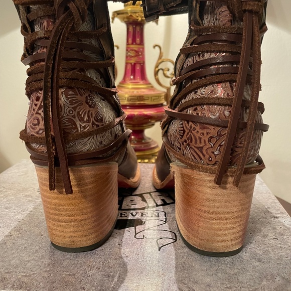 FREE BIRD by STEVEN GORGEOUS wine color with etched leather back PRISTINE - Picture 2 of 7